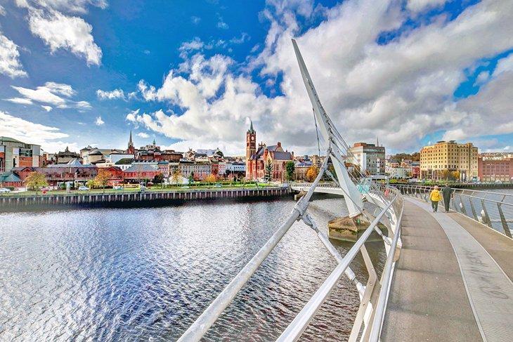 El Peace Bridge en Derry