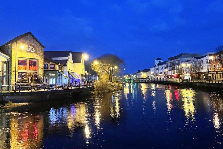 La ciudad de Sligo de noche