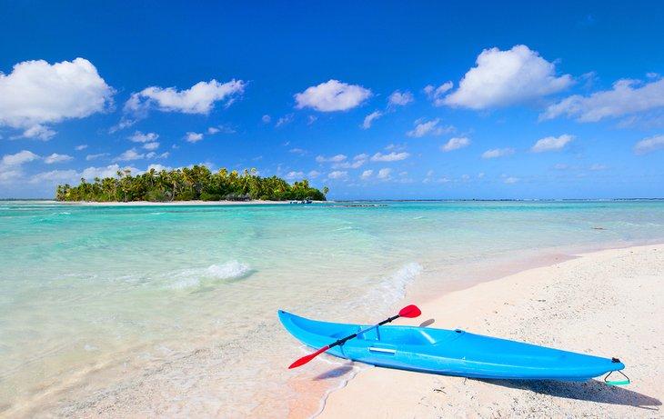 Kayak en una playa rosa en Tikehau, Polinesia Francesa