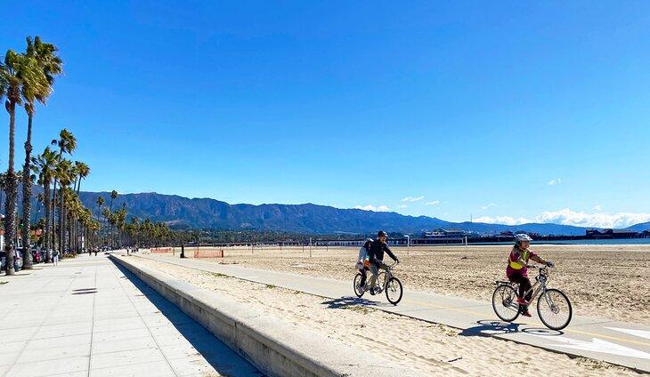 Familia disfrutando del carril bici a lo largo de la playa en Santa Bárbara
