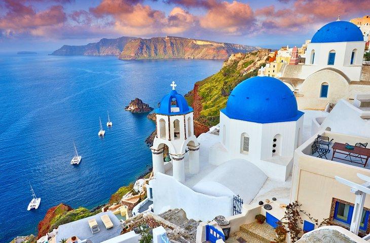 Pueblo de Oia al amanecer en Santorini