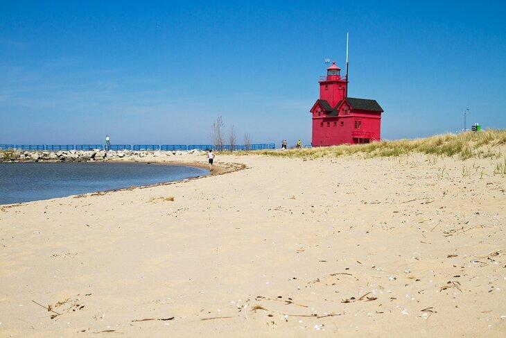Leuchtturm Big Red am Strand in Holland, Michigan