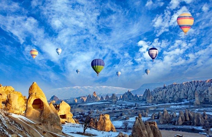 Globos sobre los valles cubiertos de nieve de Capadocia