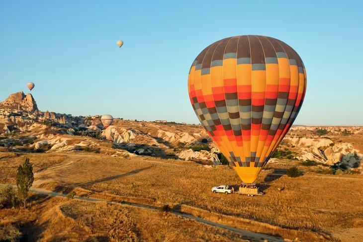 Aterrizaje de un globo aerostático en Capadocia