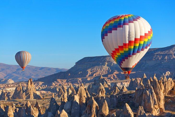 Globos sobre las formaciones rocosas de hadas de Capadocia