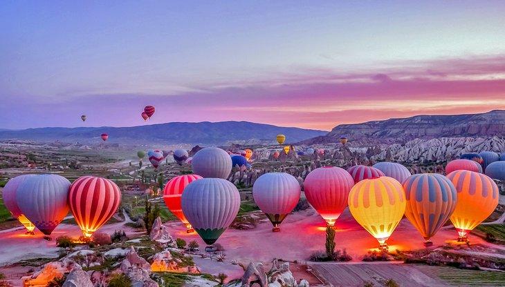 Globos aerostáticos preparándose para un despegue temprano en la mañana en Capadocia