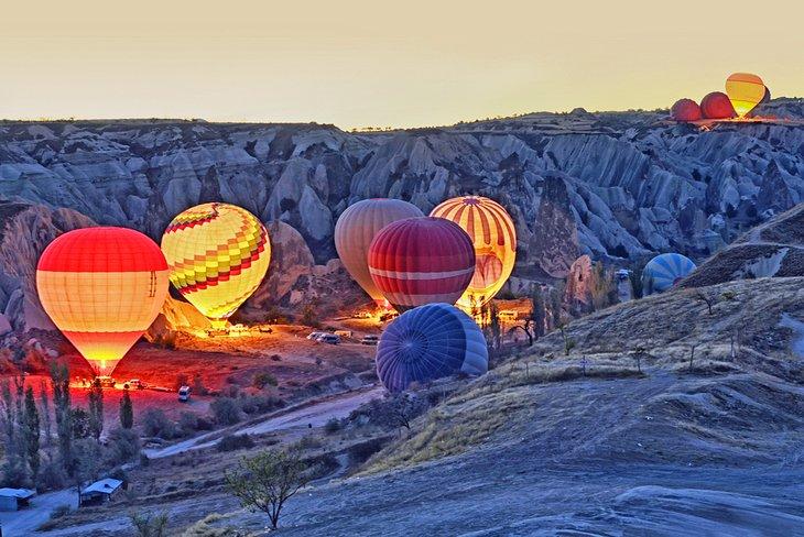 Globos despegando al amanecer