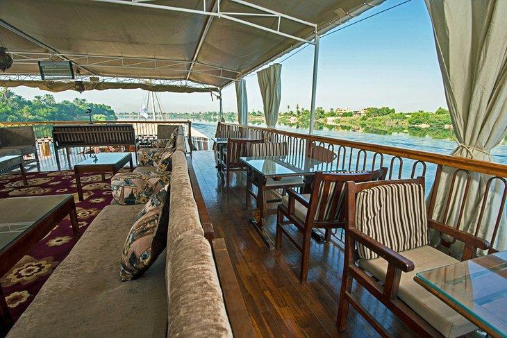 Sonnendeck eines Nil-Kreuzfahrtschiffs
