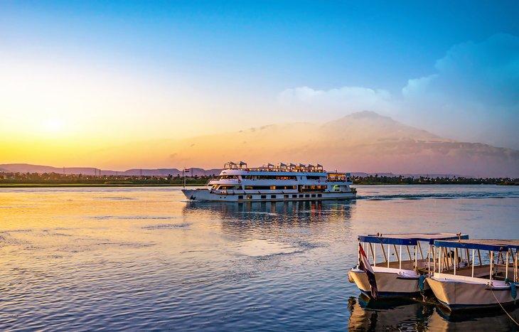 Nil-Kreuzfahrtschiff in der Nähe von Assuan