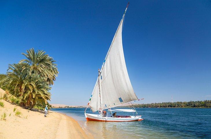 Felucca, die an einem Strand in der Nähe von Luxor festgemacht ist
