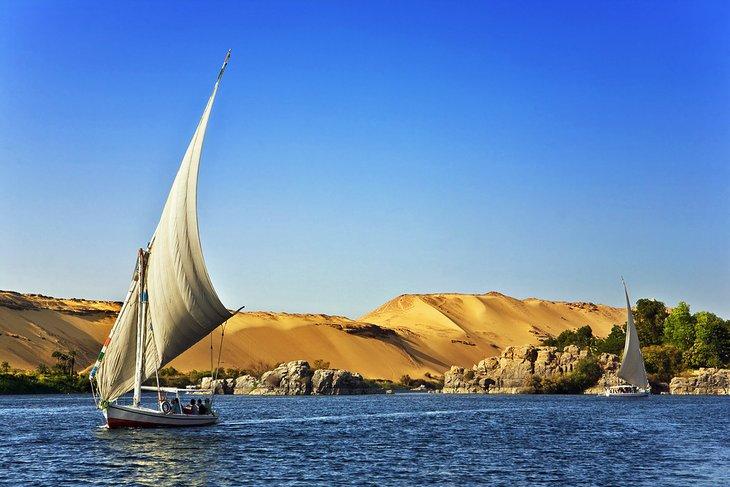 Felucca im Hintergrund der Wüstendünen