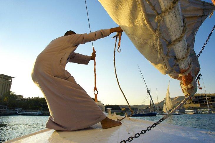 Felucca-Kapitän, der den Nil navigiert