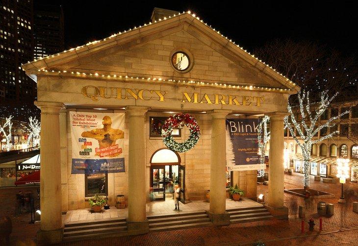 Decoraciones navideñas en Quincy Market en Boston