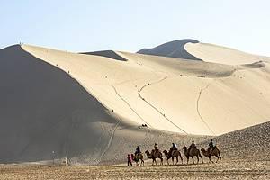 Visitar Dunhuang y Jiayuguan: Cuevas Mogao, Extremo Occidental de la Gran Muralla de China y Trekking en Camello