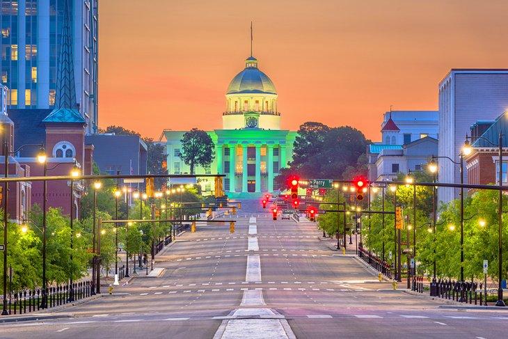 Kapitolgebäude des Bundesstaates Alabama in Montgomery, Alabama bei Sonnenaufgang