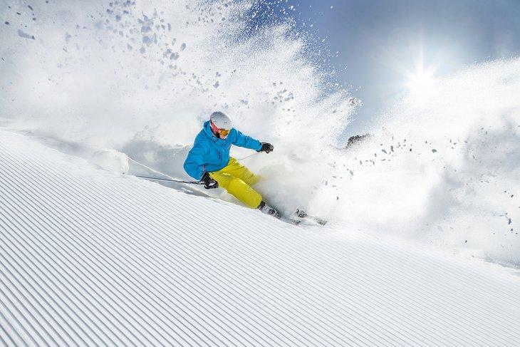 Skifahrer macht frische Spuren