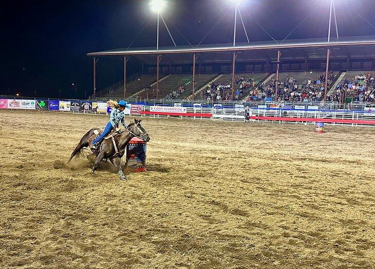 Un artiste au Cody Nite Rodeo