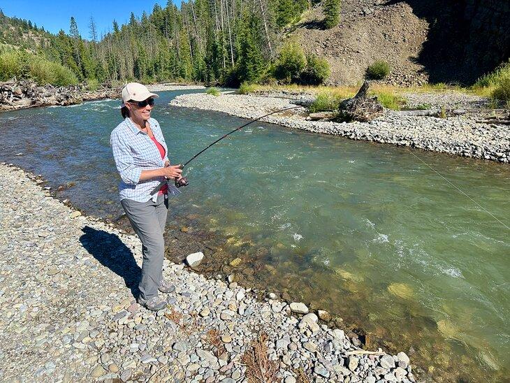 Auteur Anietra Hamper en train de pêcher sur le Wood River