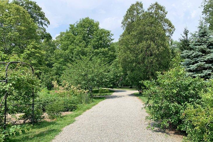 Un sendero de jardín en Locust Grove Estate