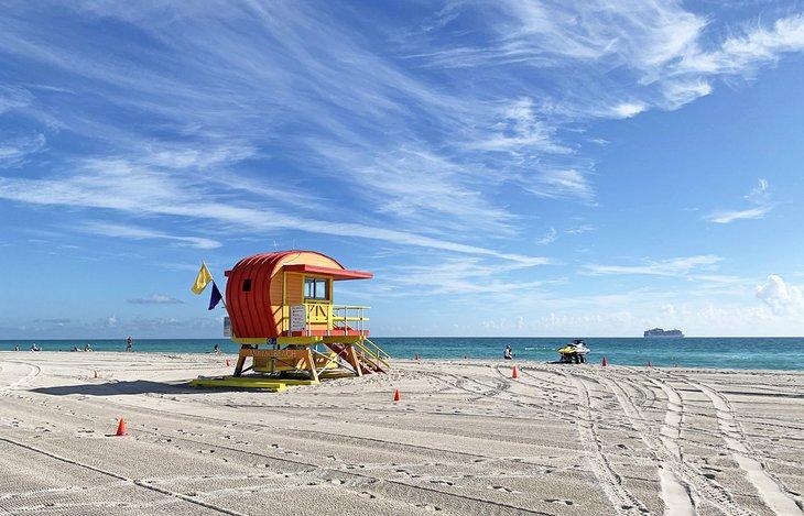 Una torre de salvavidas vigila la playa de Lummus Park