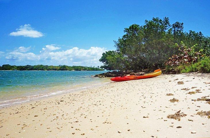 Un kayak en la playa de Oleta River State Park