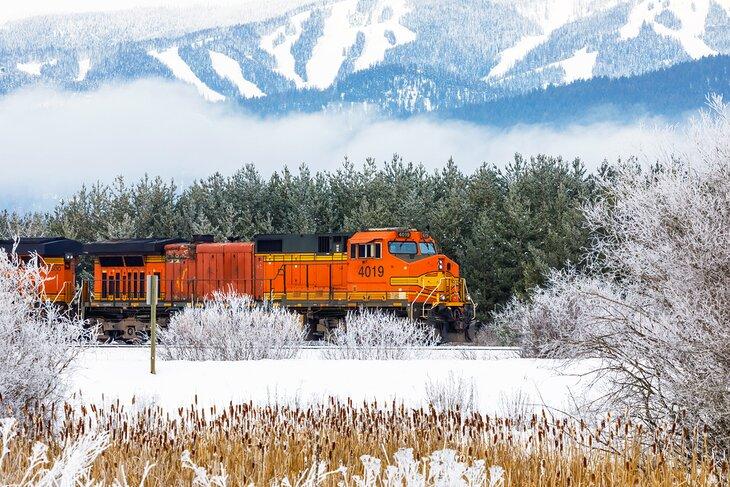 Una locomotora pasando por el Whitefish Mountain Resort