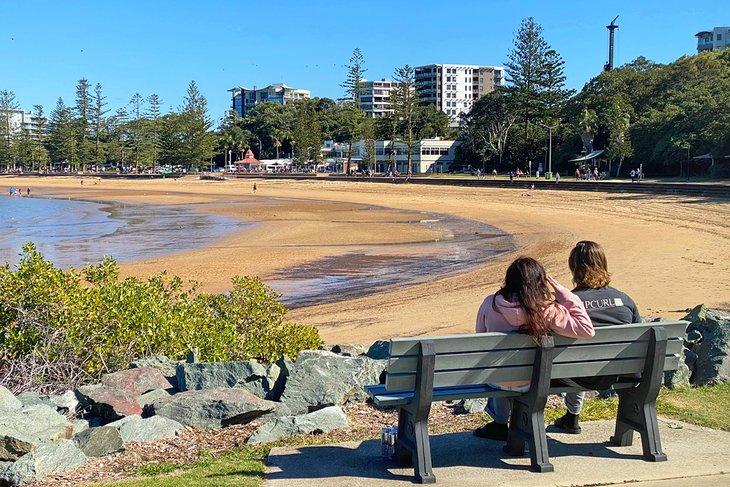 Pareja disfrutando de la vista de la playa en Redcliffe