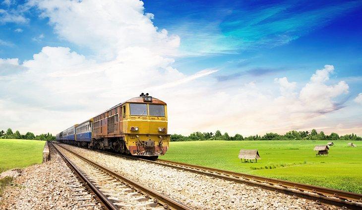 Tren viajando por el campo tailandés