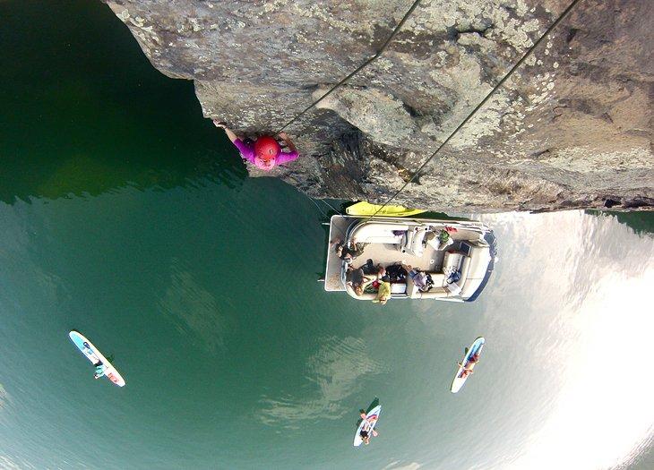 Anietra escalando en roca en Summersville Lake