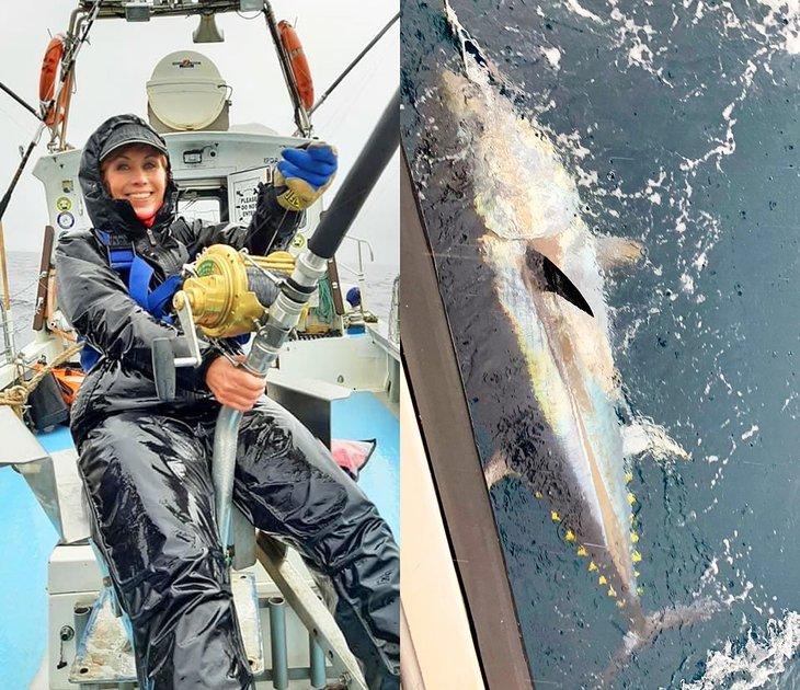 Anietra con un bonito que pescó cerca de Irlanda