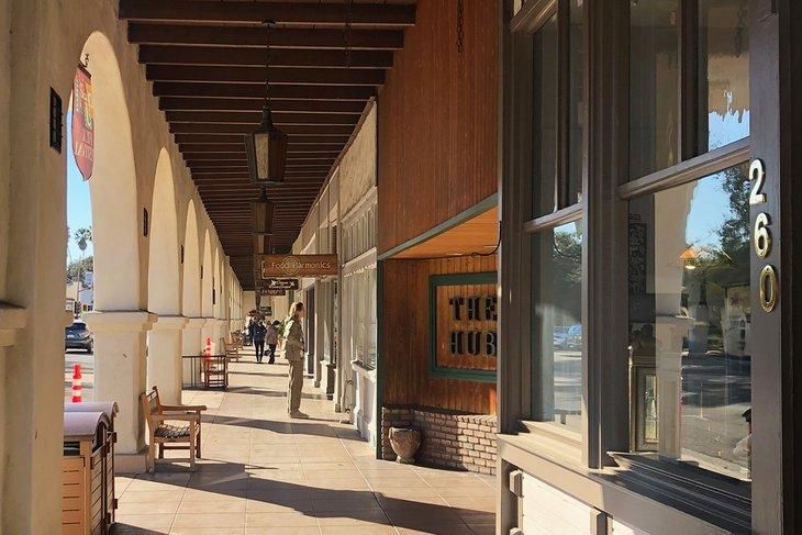 Compras en la calle principal de Ojai