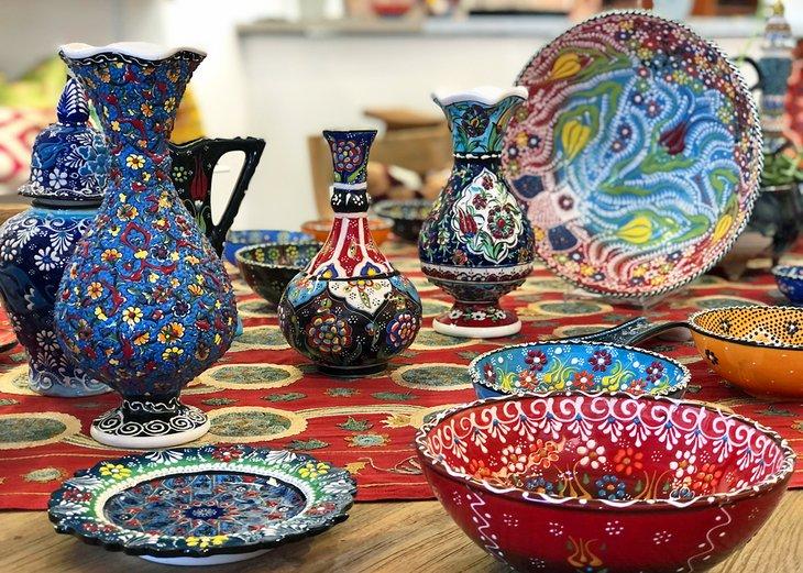Cerámica colorida en Ova Arts en Ojai