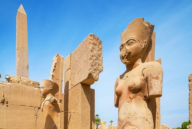 Estatuas de Amunet y Amón