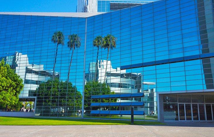 Palmeras reflejadas en un edificio en Anaheim