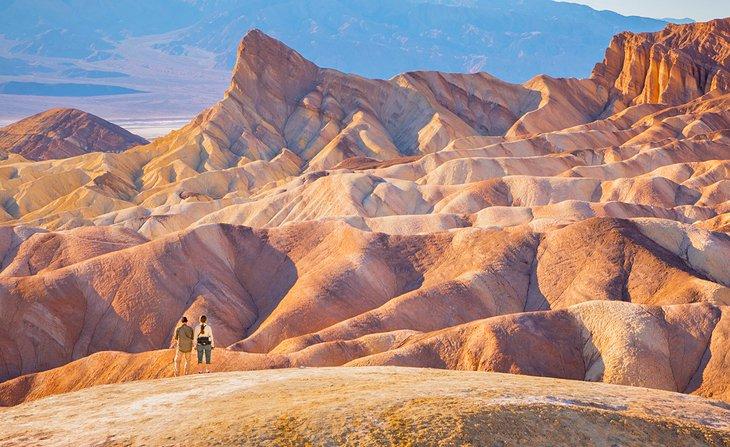 Excursionistas admirando el paisaje surrealista del Parque Nacional Death Valley