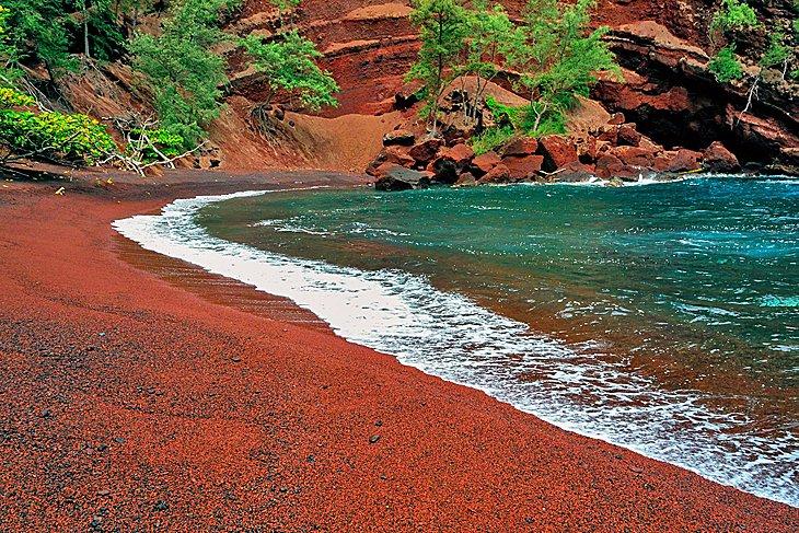 Playa de Arena Roja Kaihalulu