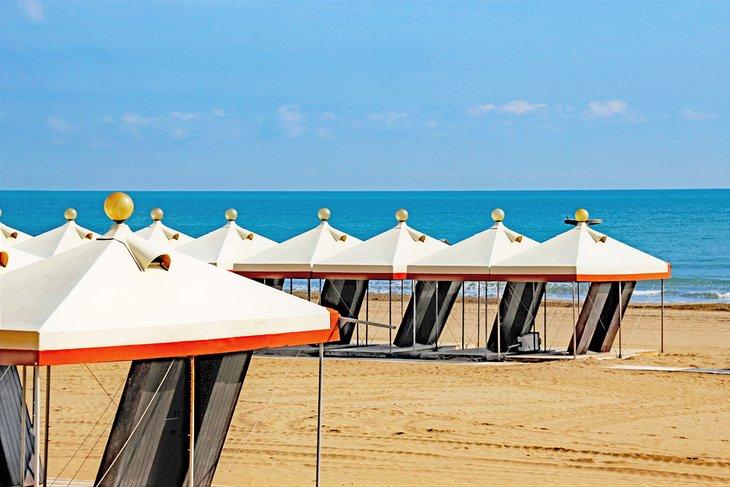 Cabañas de playa en la playa del Lido de Venecia