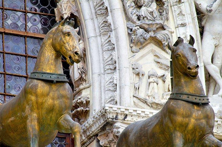 Caballos en el Pórtico de San Marcos