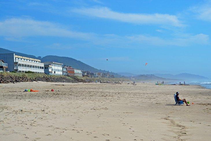 Resorts a lo largo de la playa en Rockaway Beach