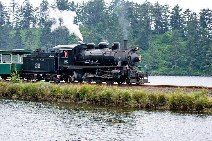 Locomotora de vapor en el Ferrocarril Escénico de la Costa de Oregón cerca de Garibaldi