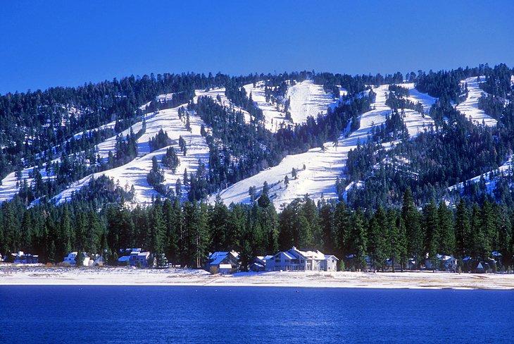 Pistas de esquí sobre la ciudad de Big Bear.