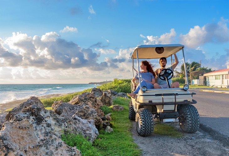 Conduire un golf-cart le long de la plage à Isla Mujeres