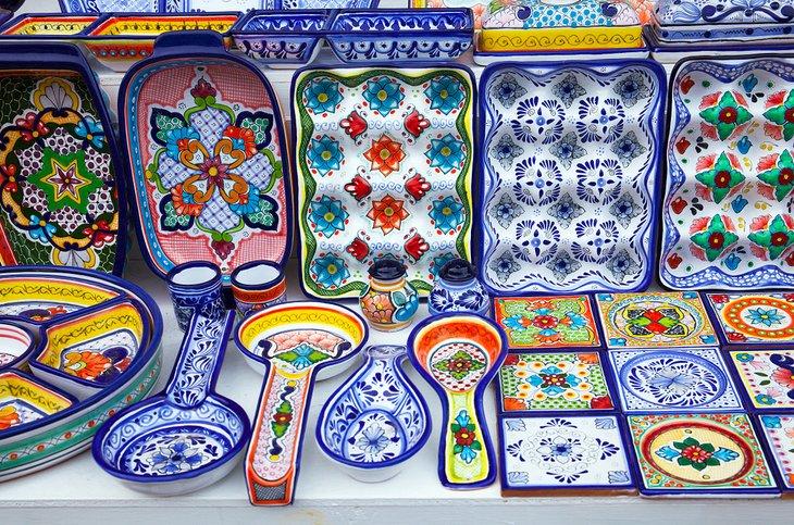 Céramiques colorées en vente sur l'Avenida Miguel Hidalgo