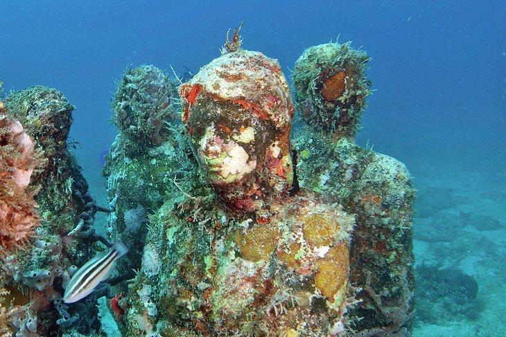 Statues sous l'eau au large d'Isla Mujeres