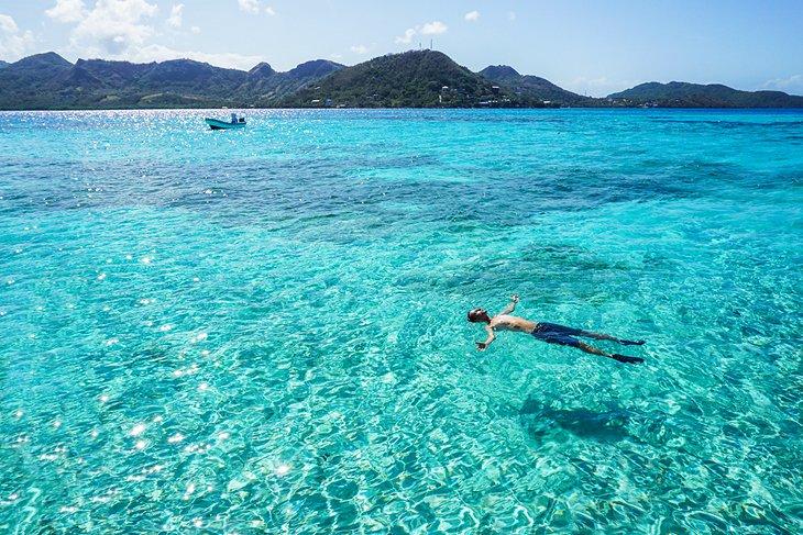 Flotando en el océano en Isla Providencia