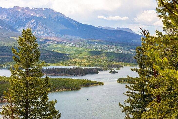 Vista del embalse Dillon desde el mirador Sapphire Point