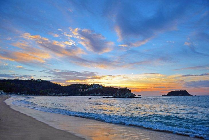 Plage de Tangolunda au lever du soleil, Huatulco, Mexique