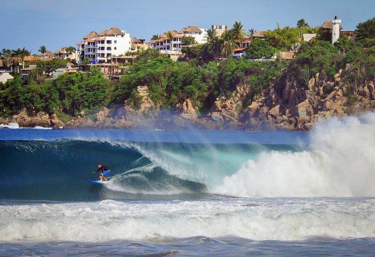 Surfer à Playa Zicatela