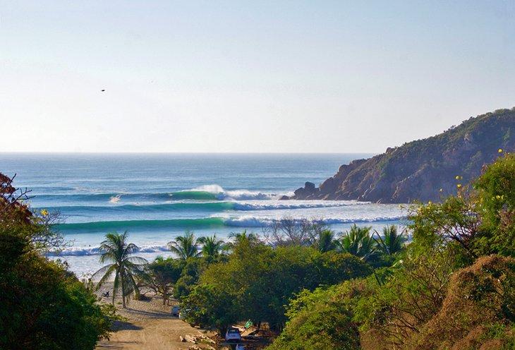 Barra de La Cruz avec de grandes vagues