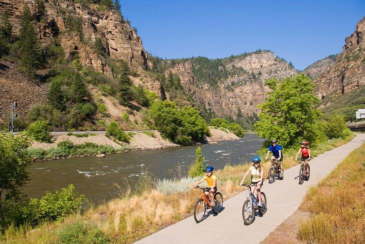 Camino en bicicleta por el Cañón de Glenwood